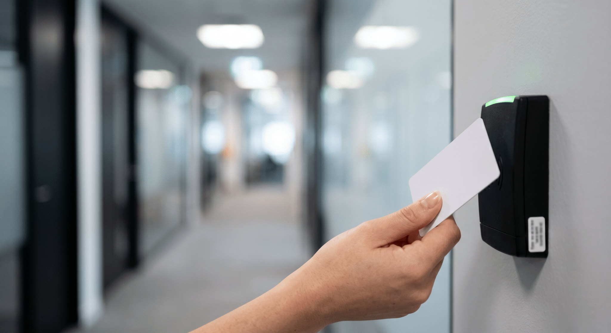 Kártyás RFID beléptetőrendszer intézménybe – zónás hozzáférés kezelés Vindexium